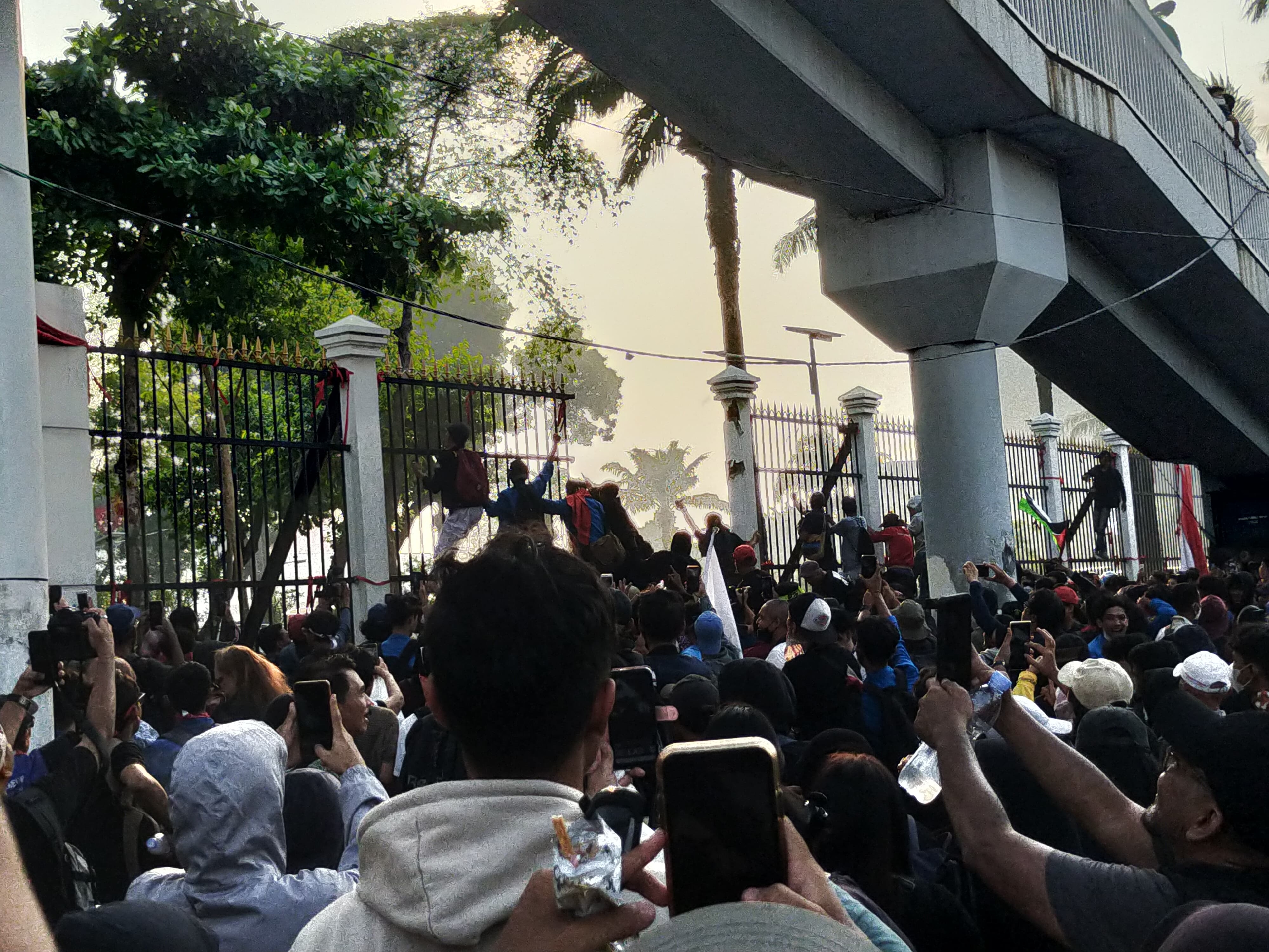 Banyak Fasilitas Rusak Usai Kericuhan Demo Kawal Putusan MK, Pemprov DKI Komentar Begini