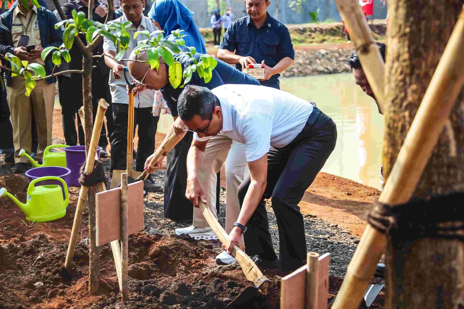 Pemprov DKI Tanam Pohon dan Tebar Benih Ikan Nila di Waduk Batu Bangkong, Heru Budi Harap Wujudkan Jakarta Kota Bertahanan
