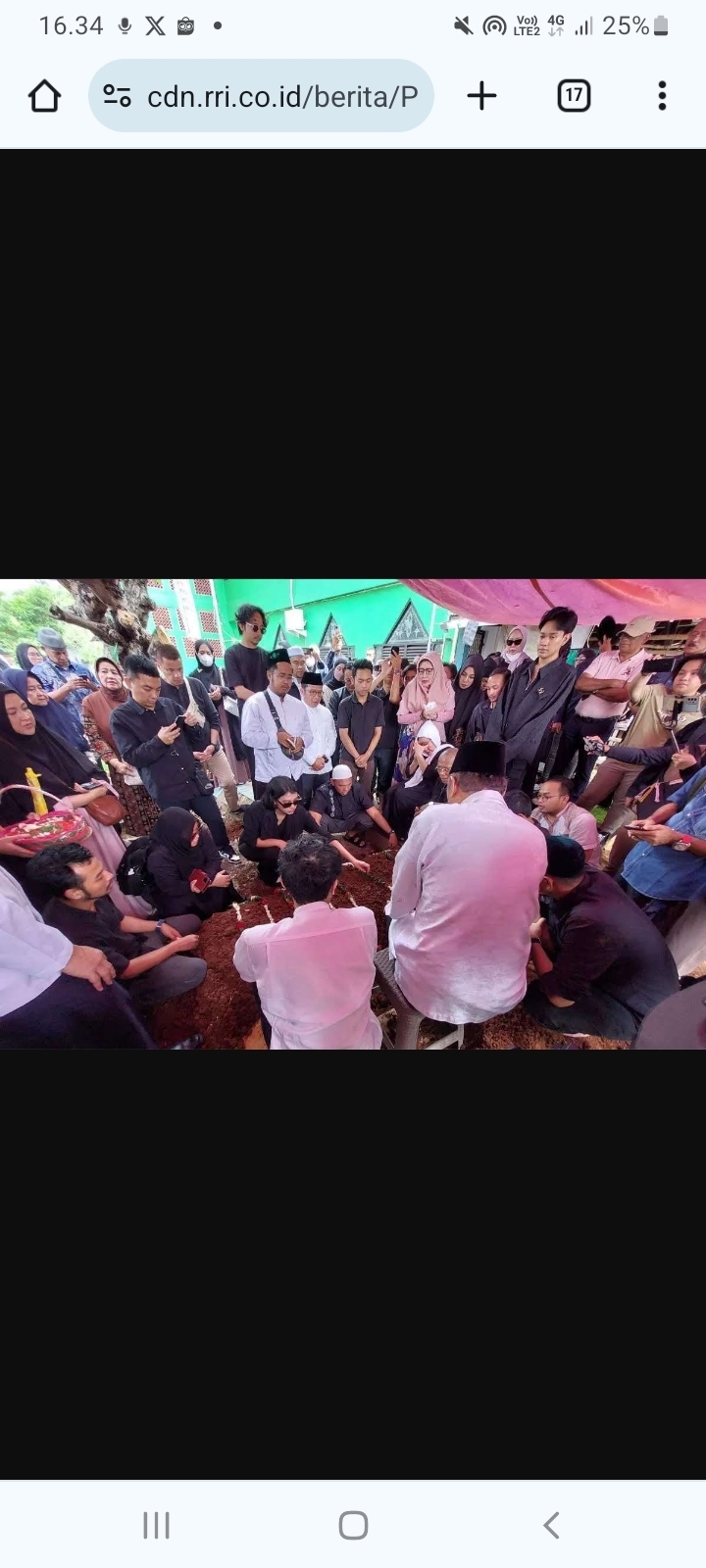 Tangis Keluarga Pecah saat Detik-Detik Jenazah Puput Novel Dimasukan ke Liang Lahad