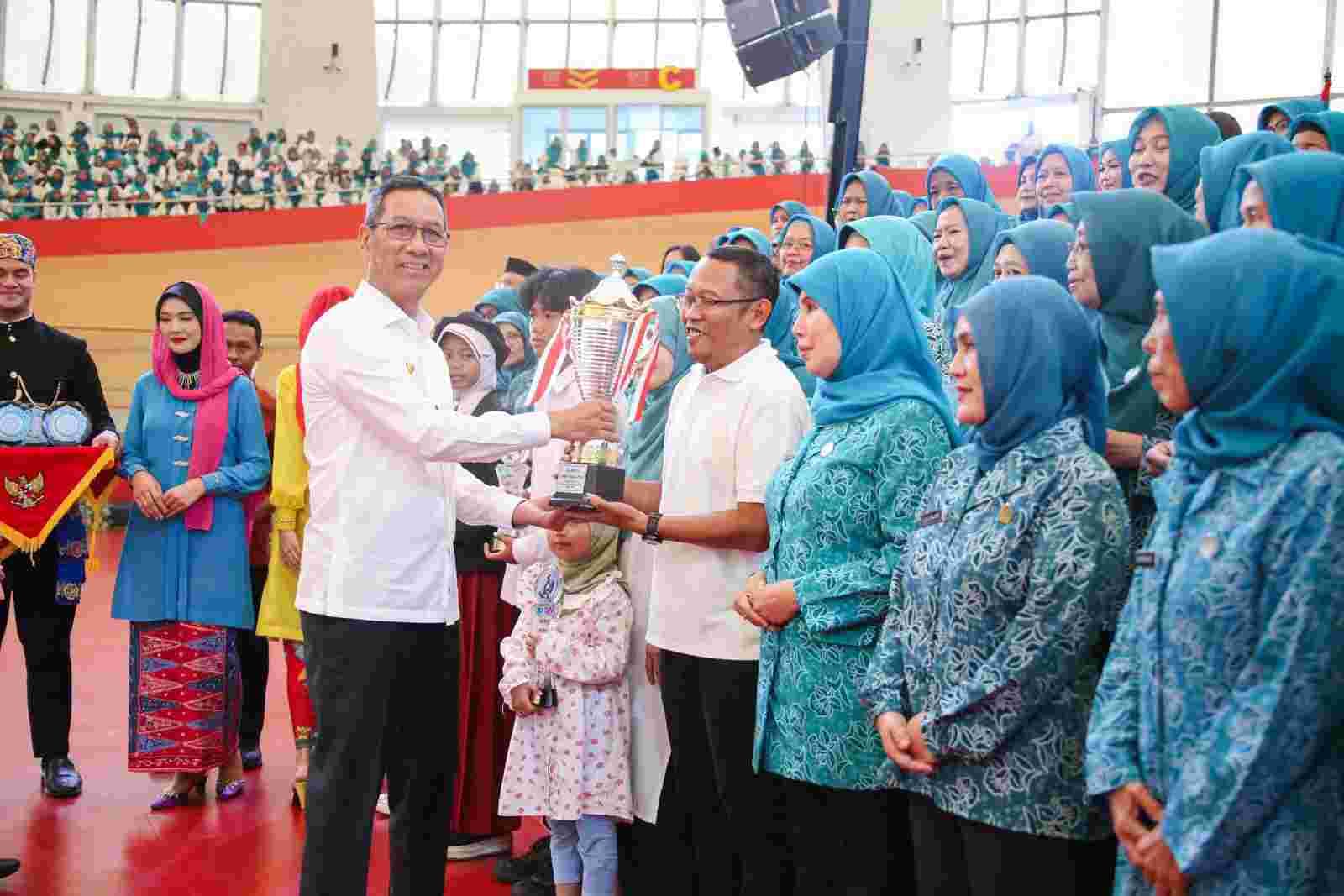 Beri Penghargaan ke 75 Kader PKK, Heru Budi Apresiasi Kinerja Jalankan Program PKK Hingga Puluhan Tahun