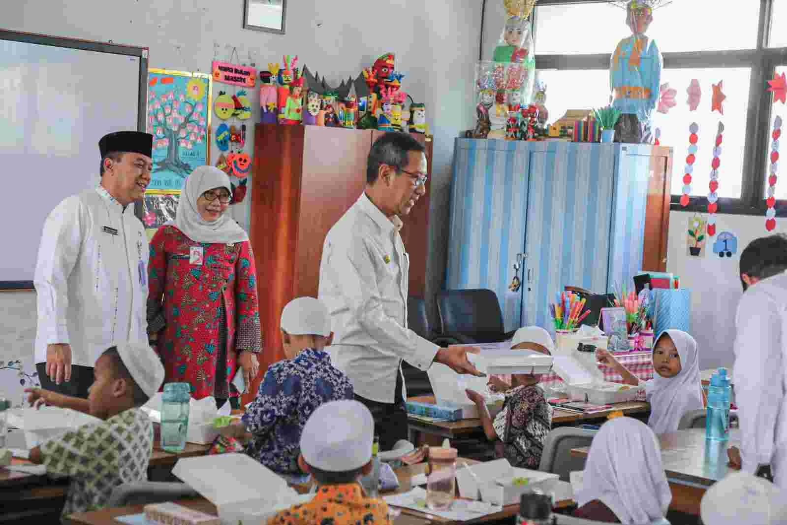 Tinjau Uji Coba Makan Bergizi Gratis di SDN 05/07 Wijaya Kusuma, Heru Budi: Siswa Sudah Suka Menunya