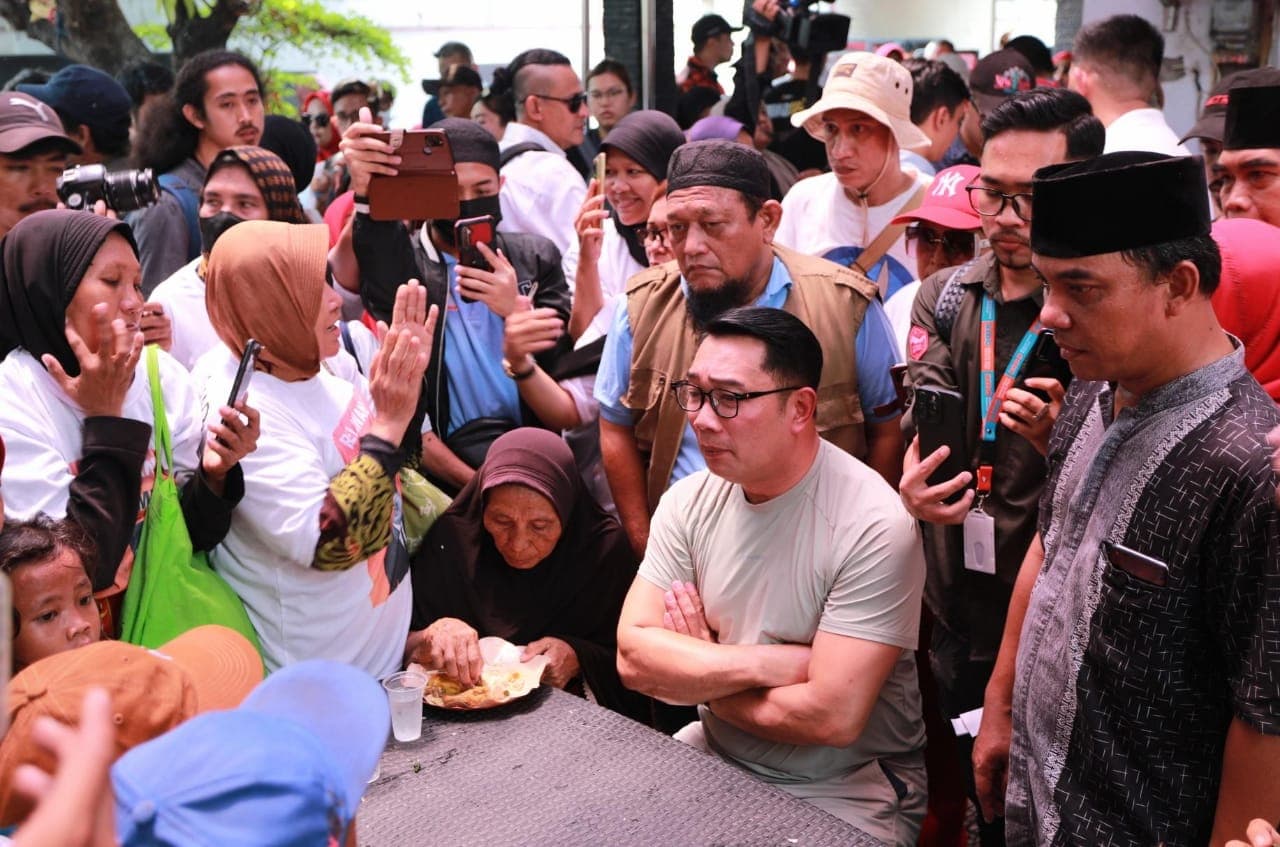 Datang ke Posko Makan Gratis di Warakas Tanjung Priok, Ridwan Kamil: Blusukan itu Bukan Dadah-Dadah Aja, Tapi Dengarkan Curhatan Warga