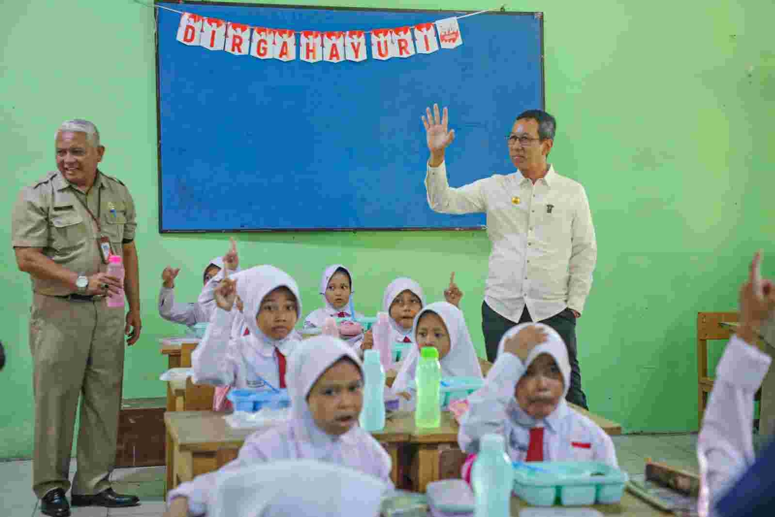 Pemprov DKI Bagikan 900 Paket Makan Bergizi Gratis di SDN 03 Rorotan, Total Sudah Mencapai 5.389 Paket