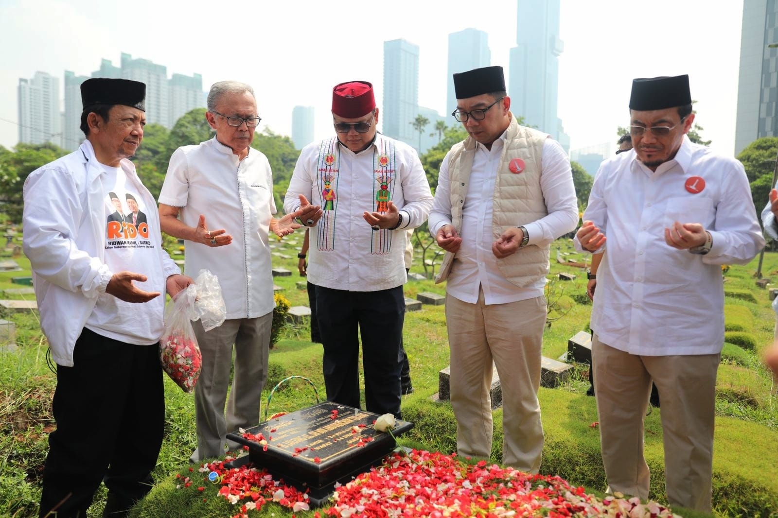 Hari Pertama Kampanye, Ridwan Kamil dan Suswono Ziarah ke Makam Pahlawan dan Tokoh Betawi di TPU Karet Bivak Jakarta Pusat
