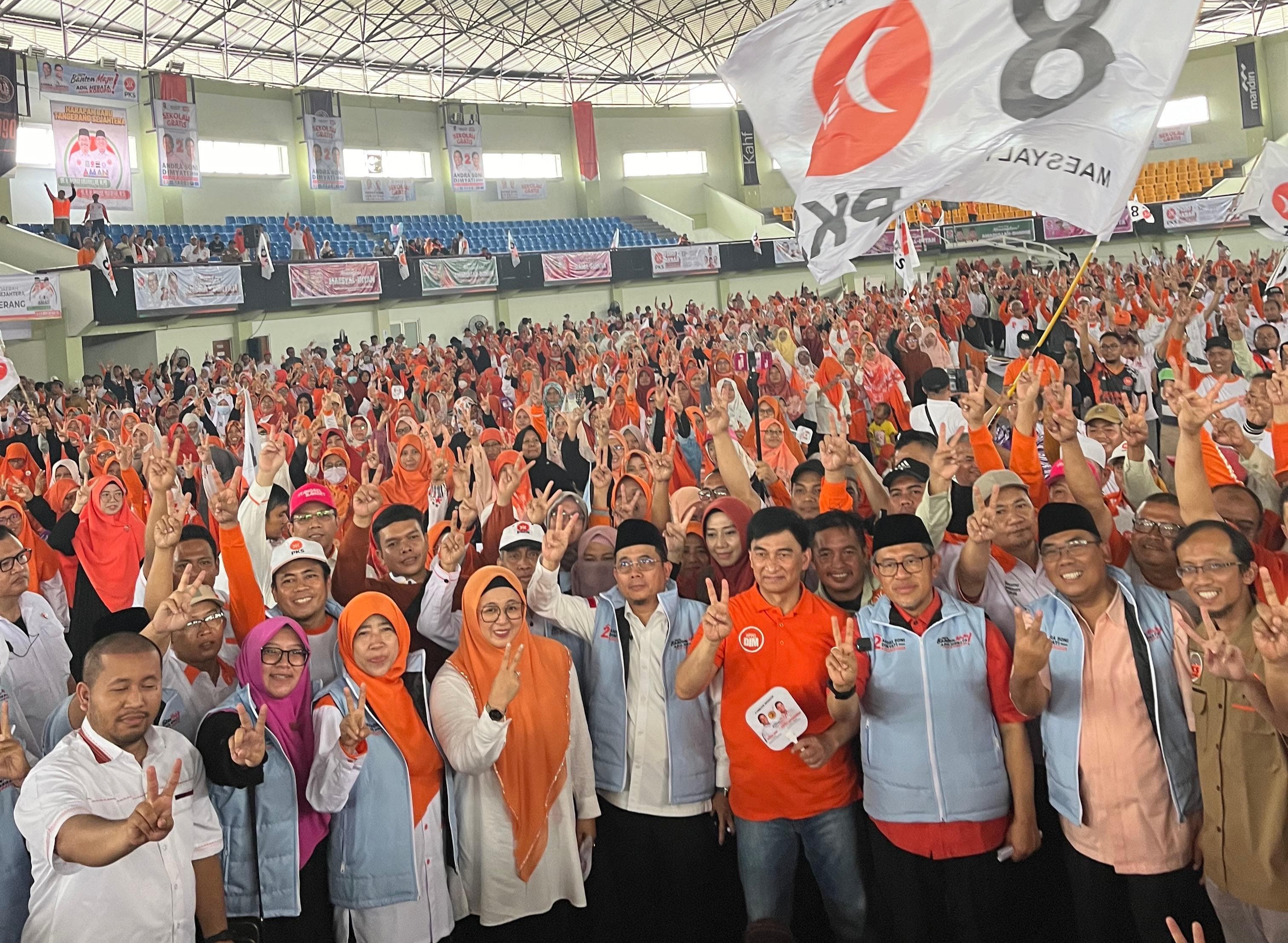 Sport Centre Kelapa Dua Berubah Warna Jadi Orange, Ribuan Kader PKS Siap Menangkan Maesyal-Intan
