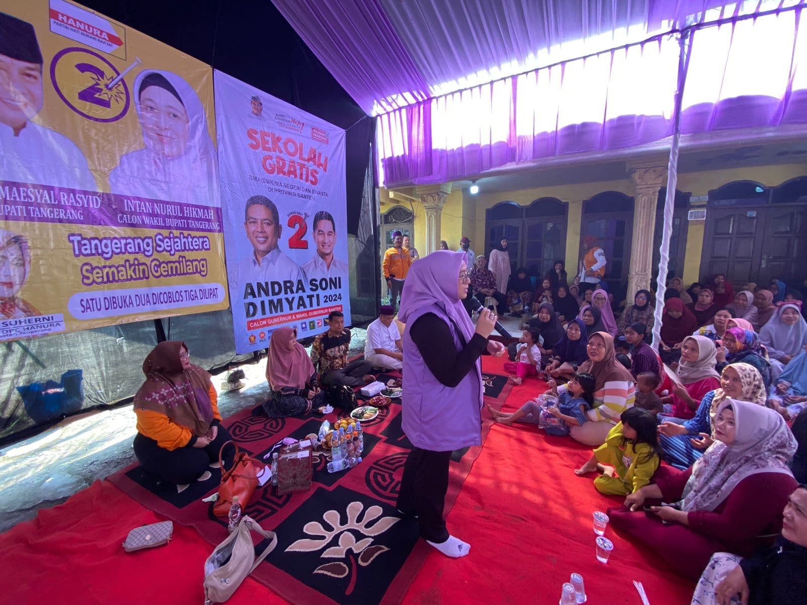 Ratusan Emak-Emak di Desa Sentul Balajara Antusias Sambut Intan Nurul Hikmah, Jika Terpilih Akan Perbaiki Jalan Antar Desa