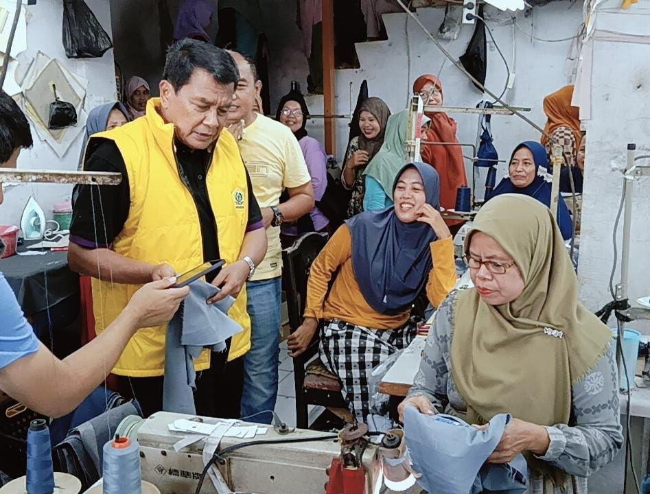 Tinjau Usaha Konveksi Pakaian Jadi di Sukadiri, Maesyal Janji Tingkatkan Pengembangan UMKM dan IKM