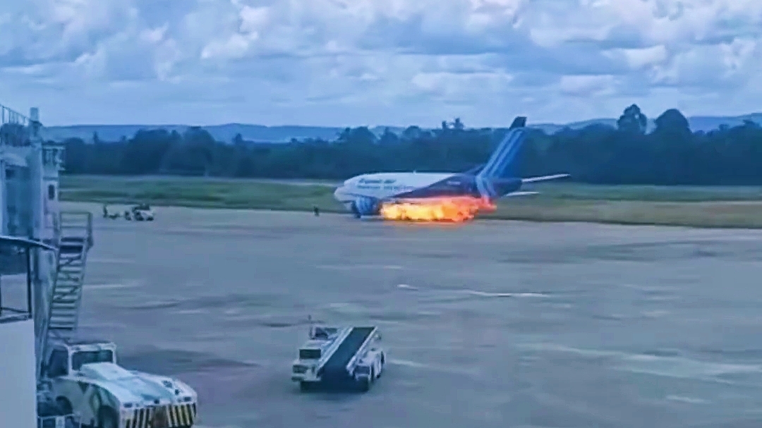 Mengerikan! Pesawat Trigana Air Tujuan Wamena Terbakar di Bandara Sentani, Evakuasi 121 Penumpang Berlangsung Dramatis