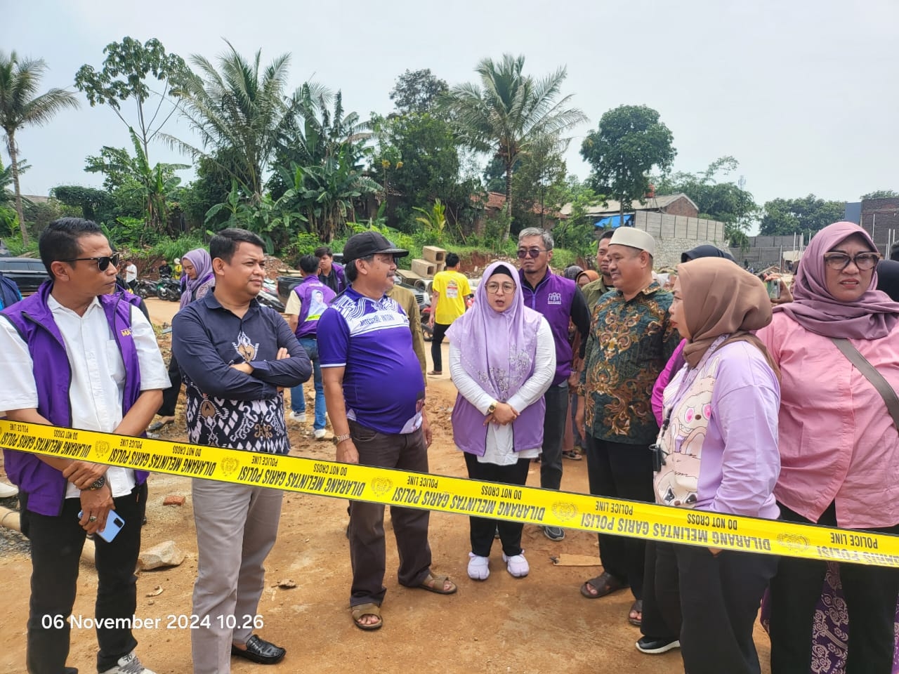 Tinjau Longsor di Jalan Pagedangan, Intan Nurul Hikmah Harap Pemerintah Segera Perbaiki Karena Memutus Akses Warga