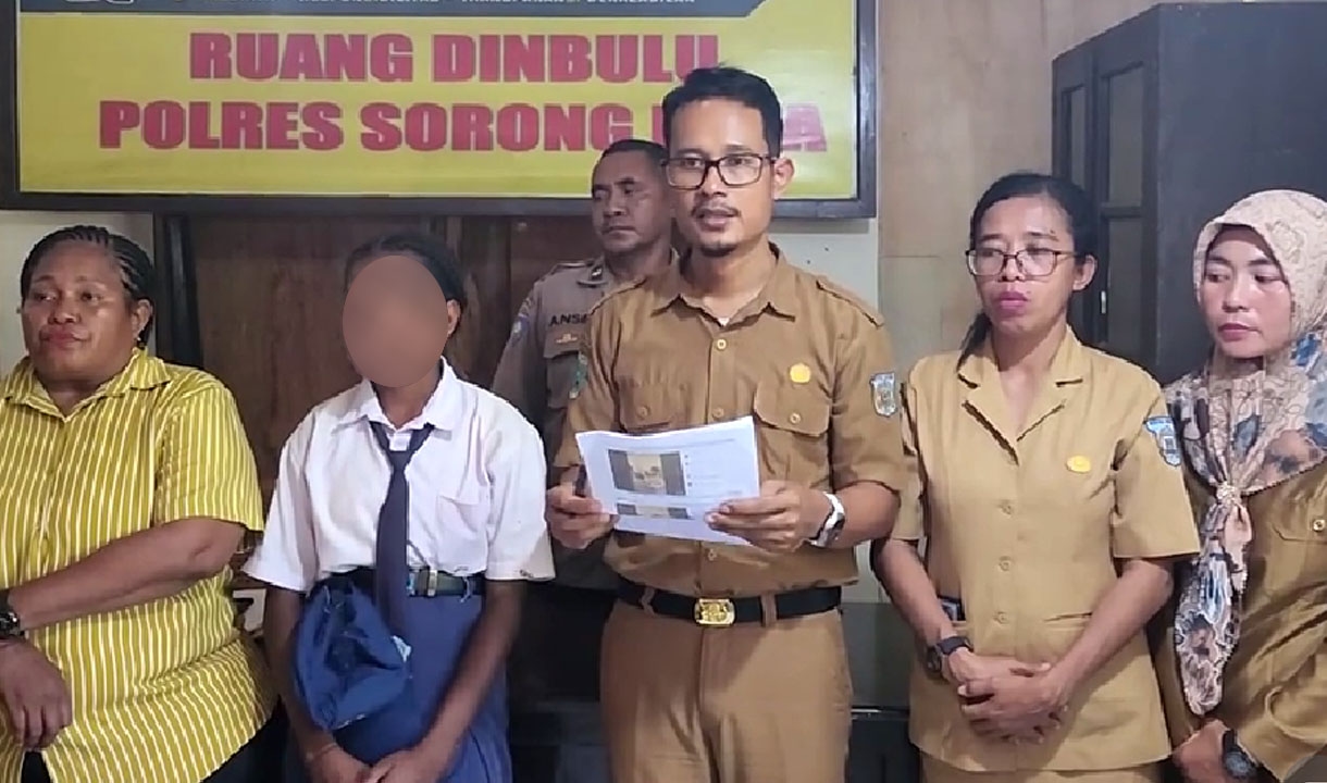 VIRAL! Gara-gara Rekam Siswi Menggambar Alis Saat Jam Pelajaran, Guru SMPN 3 Sorong Didenda Rp 100 Juta, PGRI Galang Donasi untuk Syaiful Anwar