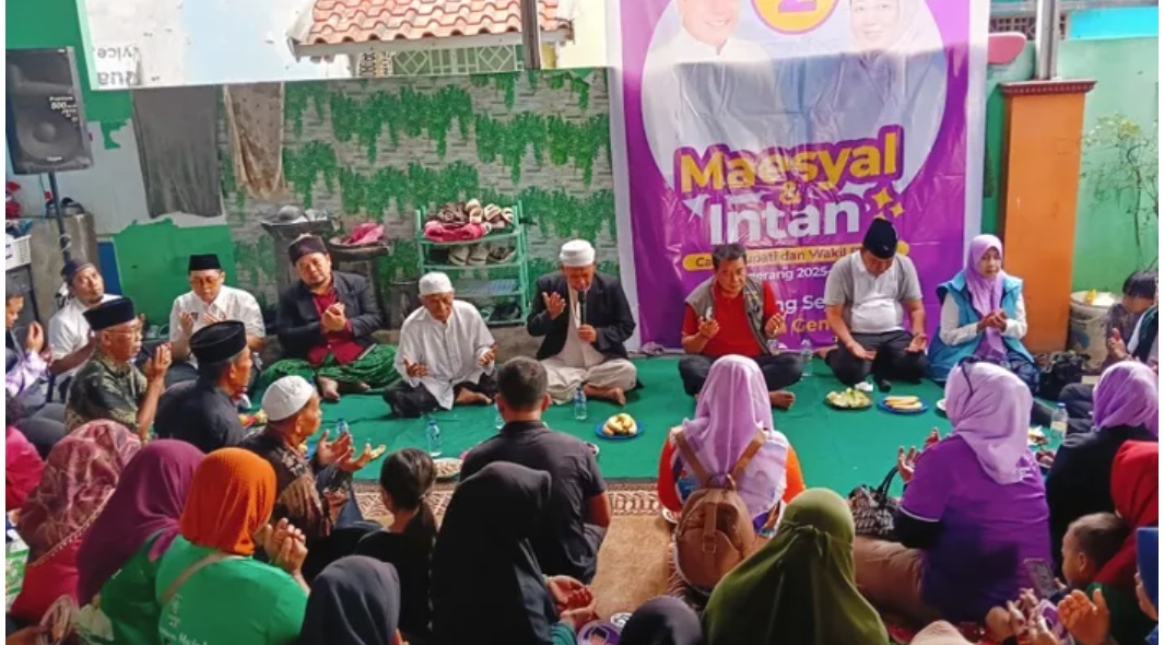 Temui Masyarakat dan Alim Ulama di Curug Wetan, Maesyal Rasyid Duduk Lesehan, Warga: Ini Bupati Tangerang yang Kita Harapkan!