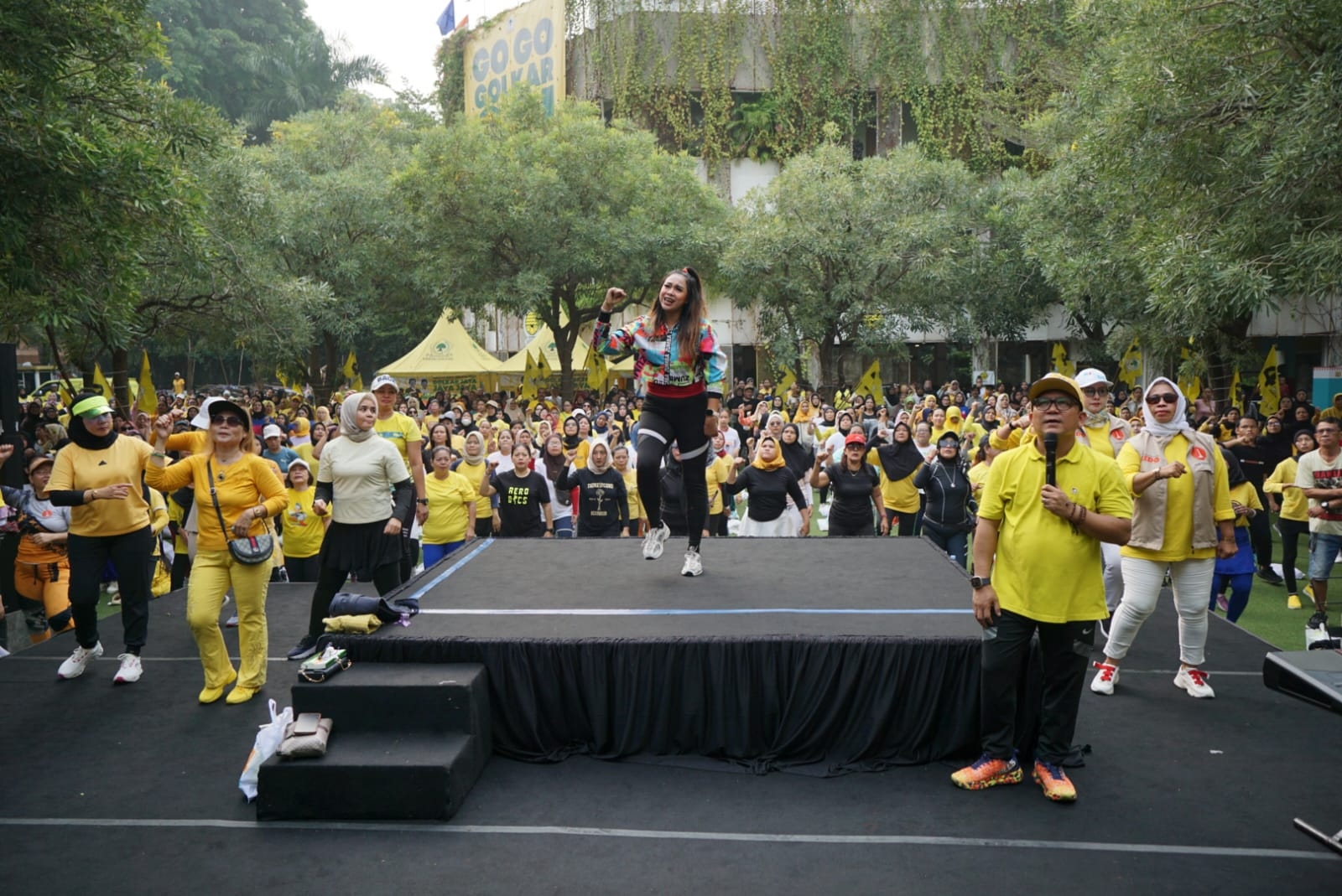 2.000 Kader Golkar Jakarta Ikut Senam Sehat HUT ke 60 Golkar, Ada Doorprize hingga Tebus Sembako Murah