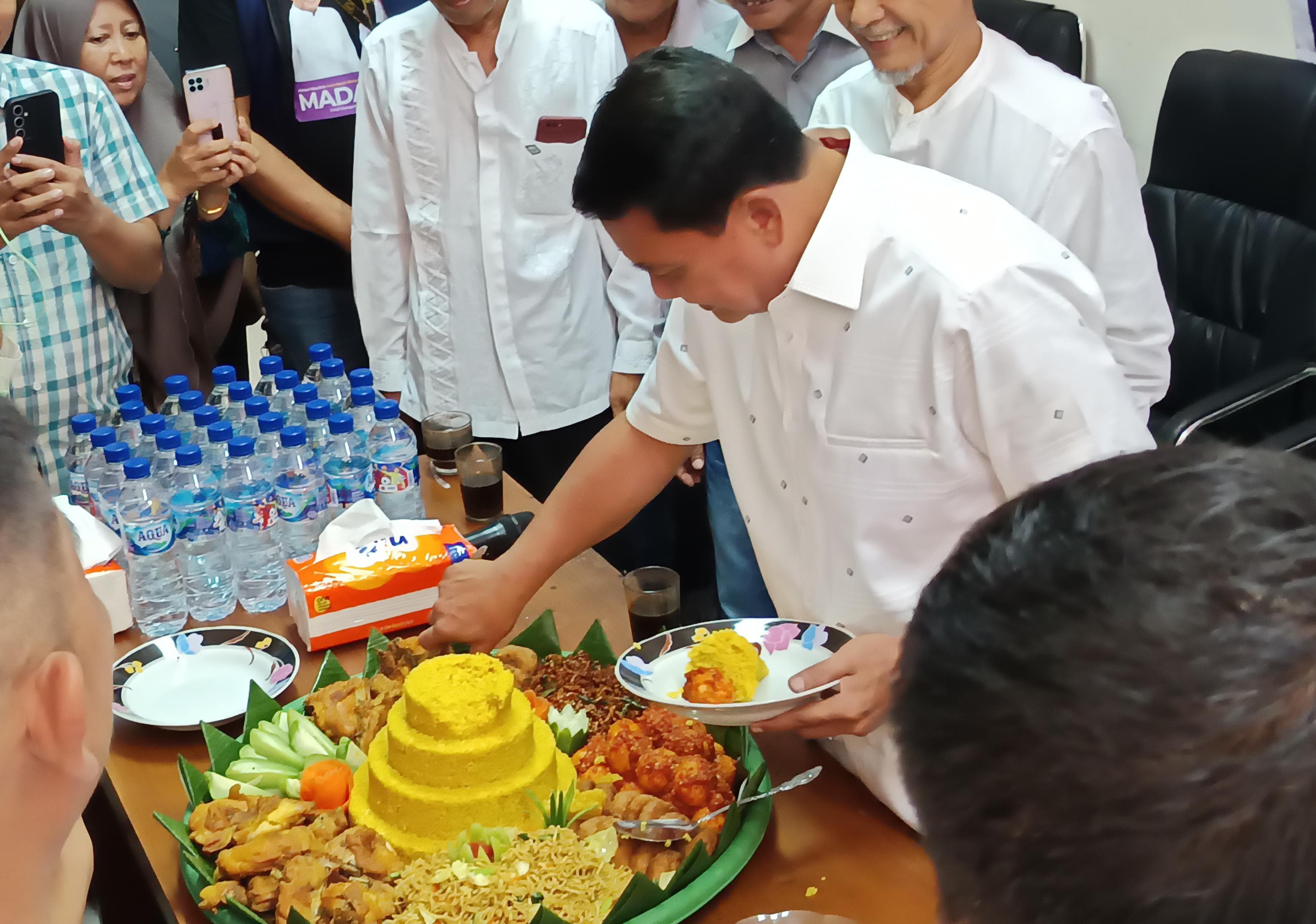 Potong Tumpengan, Maesyal Rasyid Bersama Tim Relawan Gelar Tasyakuran Usai Dinyatakan Unggul dalam Pilkada
