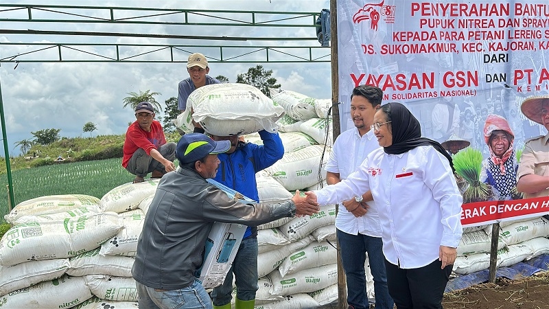 Bantuan Pupuk Gratis dan Sprayer ke Petani Sumbing, Dukung Program Ketahanan Pangan Prabowo