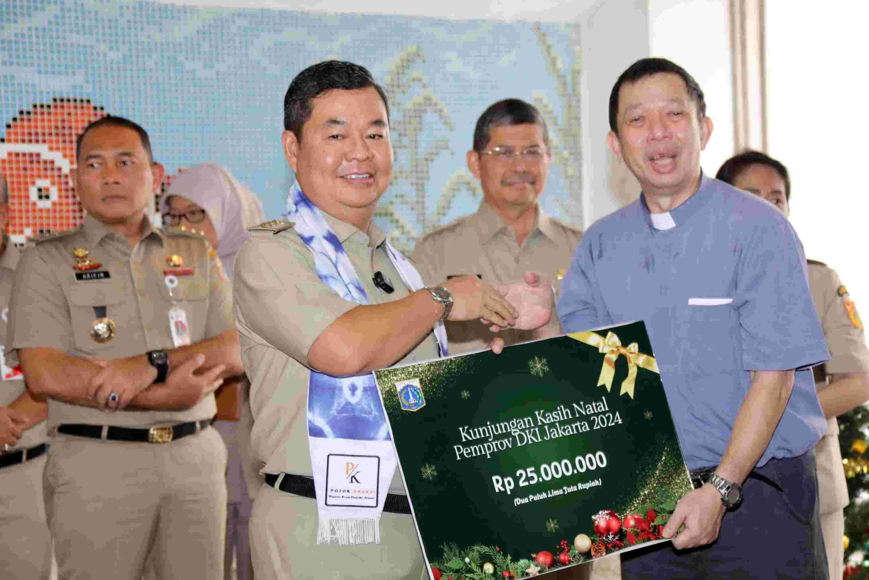 Sambut Natal 2024, Pj Gubernur Teguh Kunjungi 2 Panti Kristiani di Jakarta, Bagikan Ratusan Bingkisan