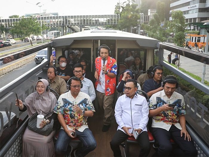 Menikmati Kota Jakarta Gemerlap: Sensasi Pengalaman Unik dengan Open Top Tour of Jakarta dari Transjakarta