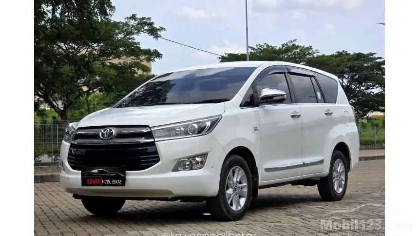 Perbandingan Simulasi Kredit Mobil Bekas Toyota Kijang Innova Reborn Q AT 2016 Pakai BCA Bunga Premium dan BFI Finance di Akhir Tahun 2024