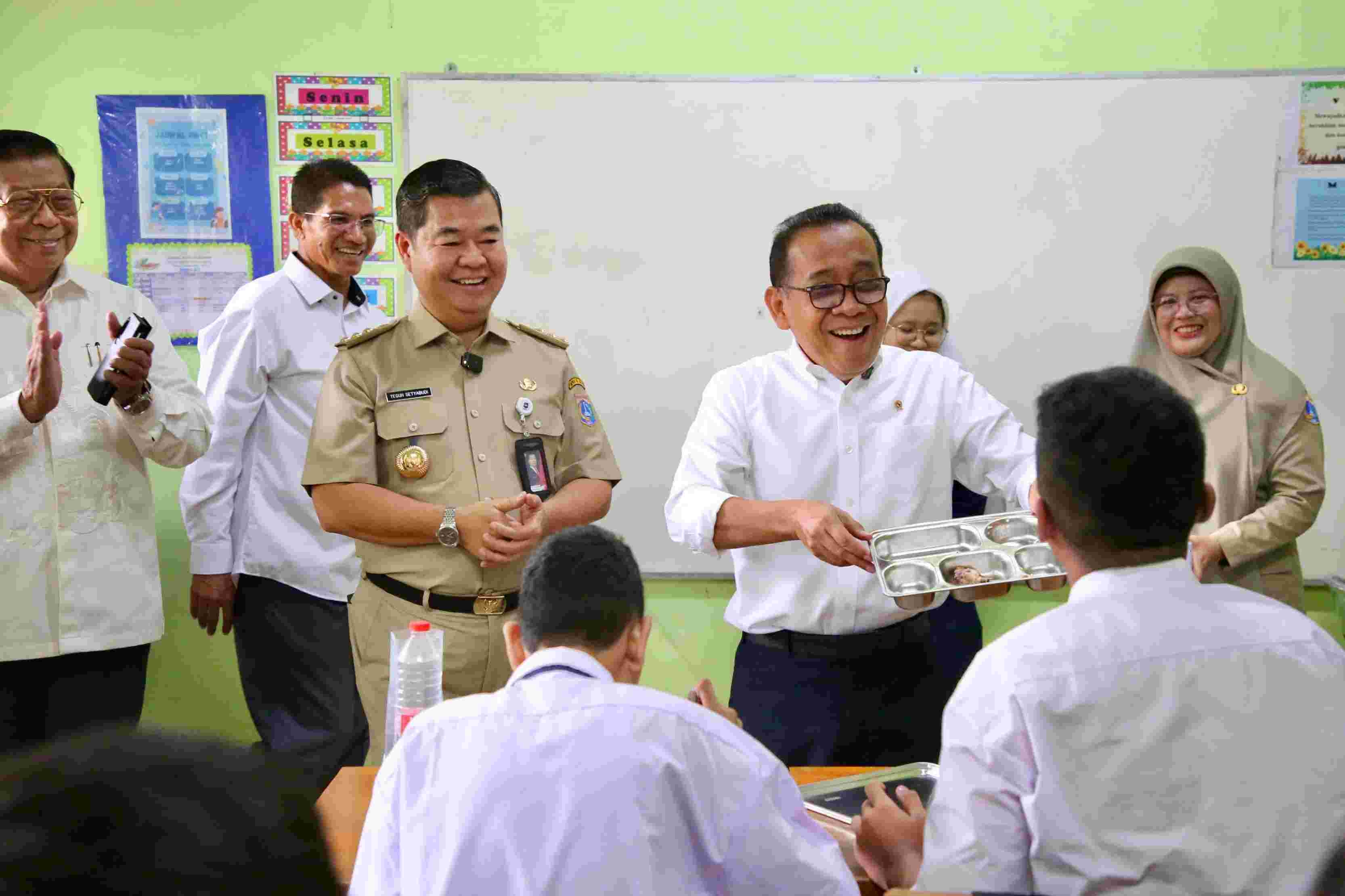 Komitmen Sukseskan Program MBG, Pj Gubernur Teguh Bersama Menko PMK Pratikno Kunjungi SLB Cahaya Kelapa Gading: Anak-Anak Sangat Manyukai