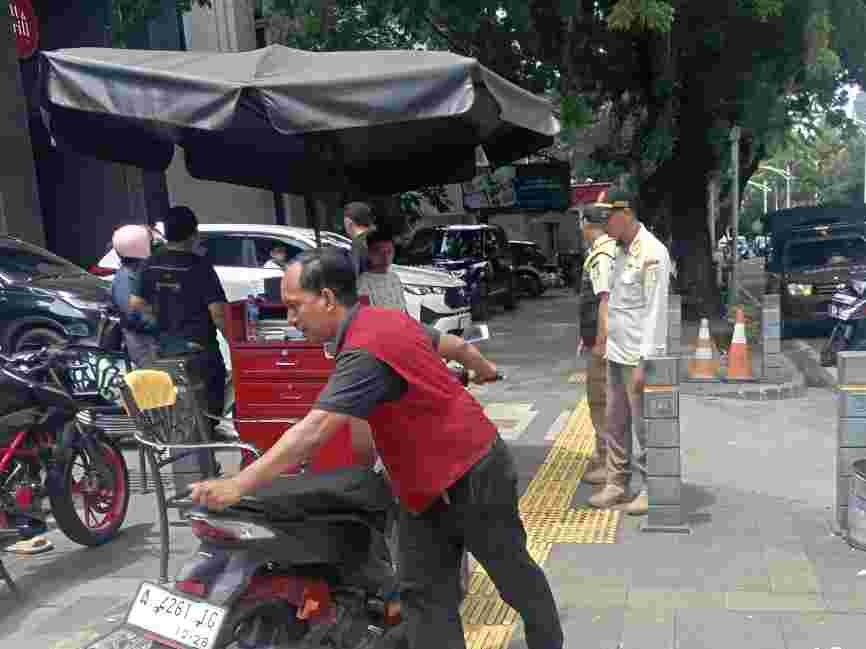 Tindak Tegas Parkir Liar VIP di Trotoar, Satpol PP DKI Imbau Pengusaha Resto Sediakan Lahan Parkir Memadai