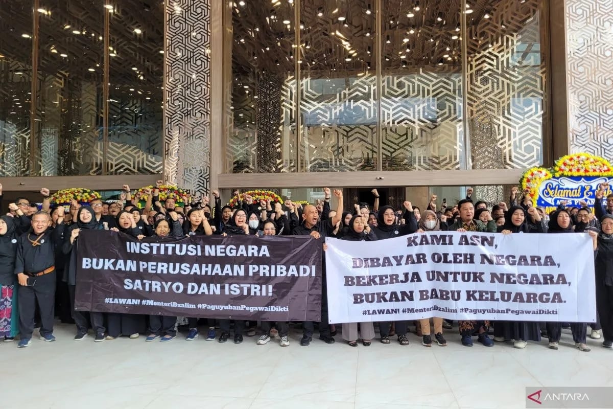 Hanya Karena Meja, ASN Mendikti Saintek Ngaku Dipecat Menteri Satryo Soemantri