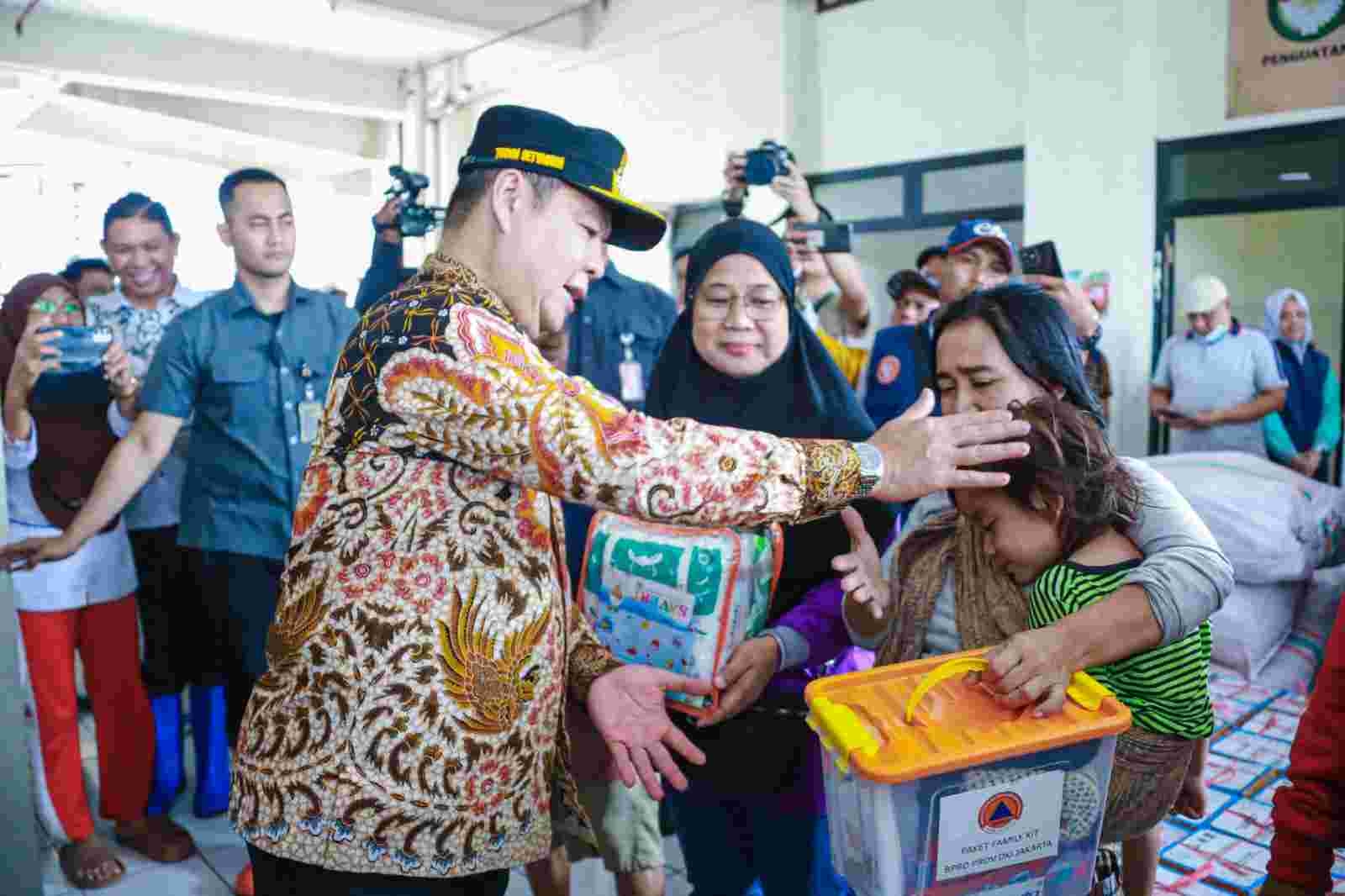 Tinjau Lokasi Pengungsian Banjir di Rusunawa Semper Barat, Teguh Setyabudi Pastikan Bantuan Korban Terpenuhi