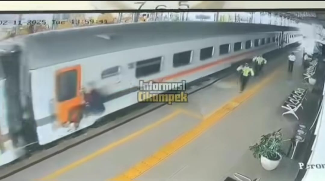 Viral, Penumpang KAI Nekat Bergelantungan di Pintu Kereta Diduga Karena Telat, Begini Kronologinya