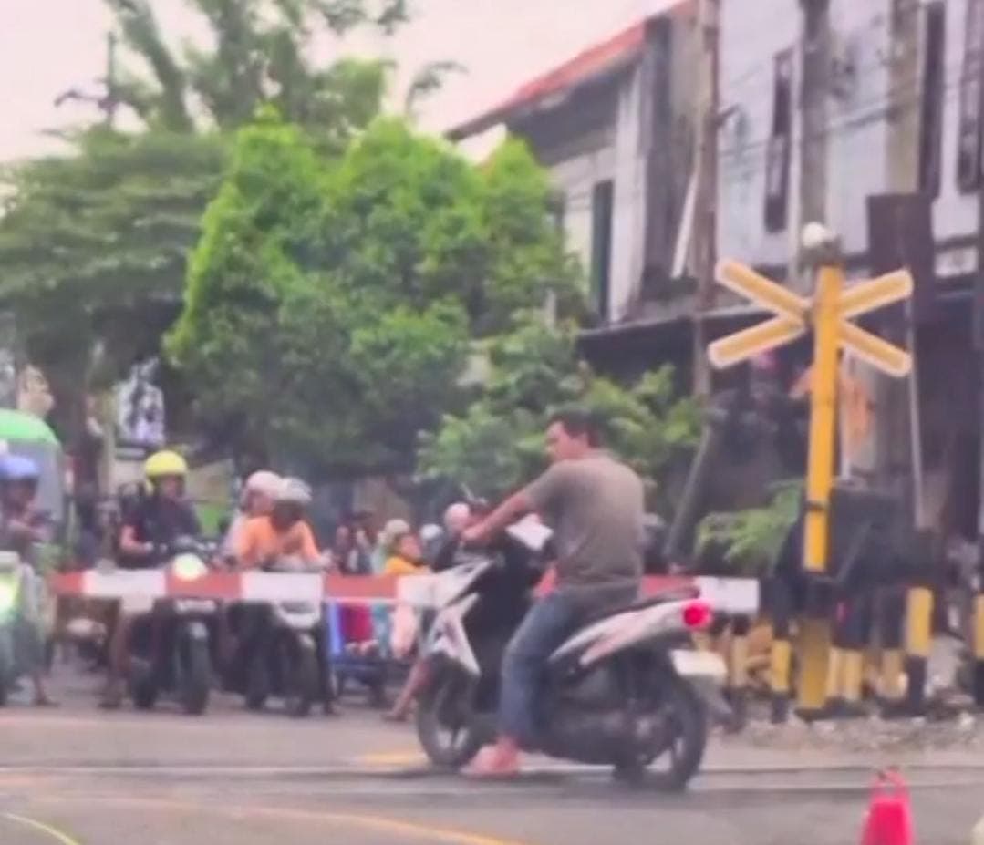 Viral, Seorang Pria di Probolinggo Jawa Timur Tewas Ditabrak Kereta Usai Nekat Berhenti di Tengah Rel