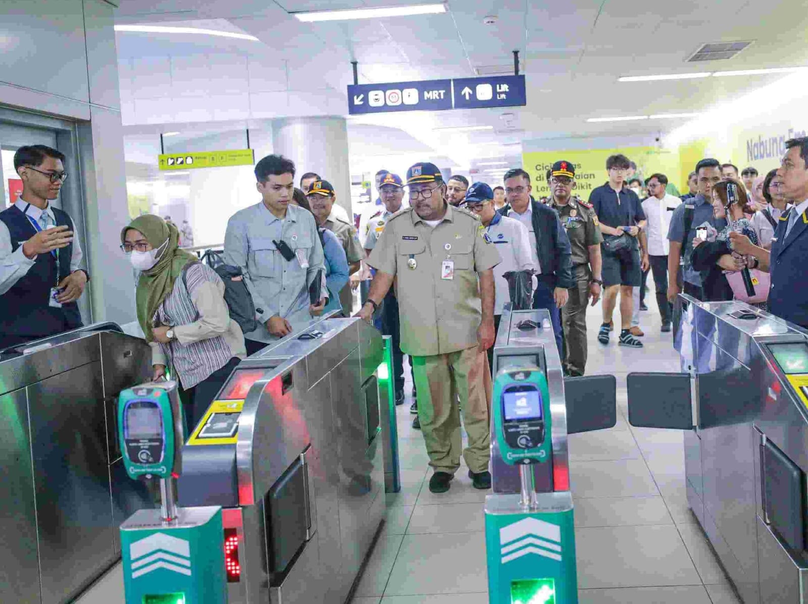 Janji Seminggu Sekali Naik Transportasi Umum ke Kantor, Wagub Rano Karno Lebih Nyaman Pakai MRT