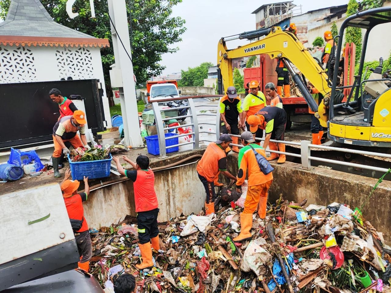 Antisipasi Penumpukan Sampah di Sungai Dampak Banjir, Dinas Lingkungan Hidup DKI Terjunkan Lebih dari 5.000 Petugas