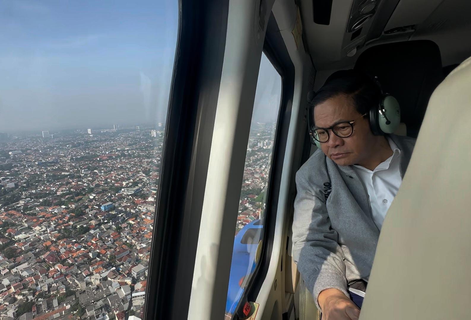 Tinjau Banjir dari Jalur Udara Naik Helikopter, Pramono Klaim Permukaan Pintu Air Manggarai Sudah Turun 600 Cm dan Berstatus Siaga 4