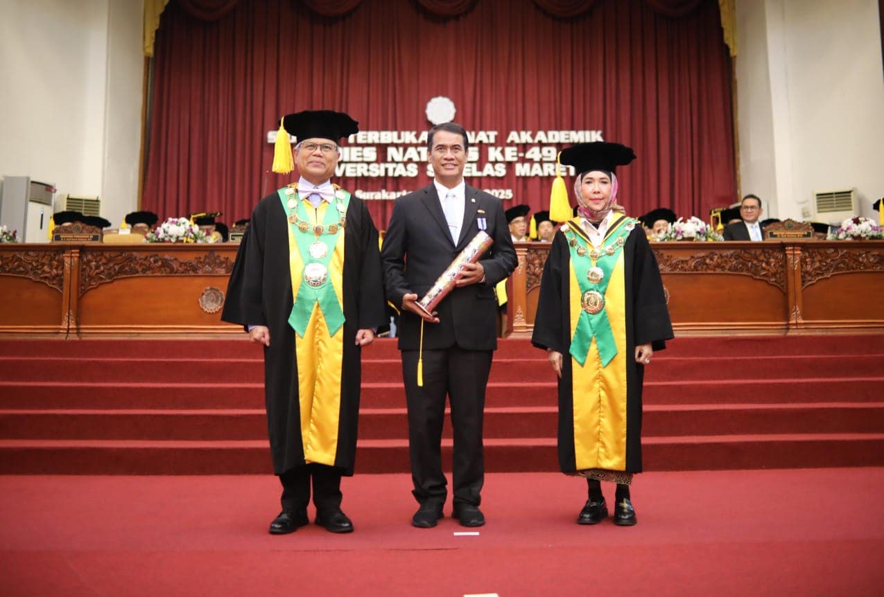 Mentan Terharu Raih Penghargaan UNS, Teringat Didikan Sang Ibunda