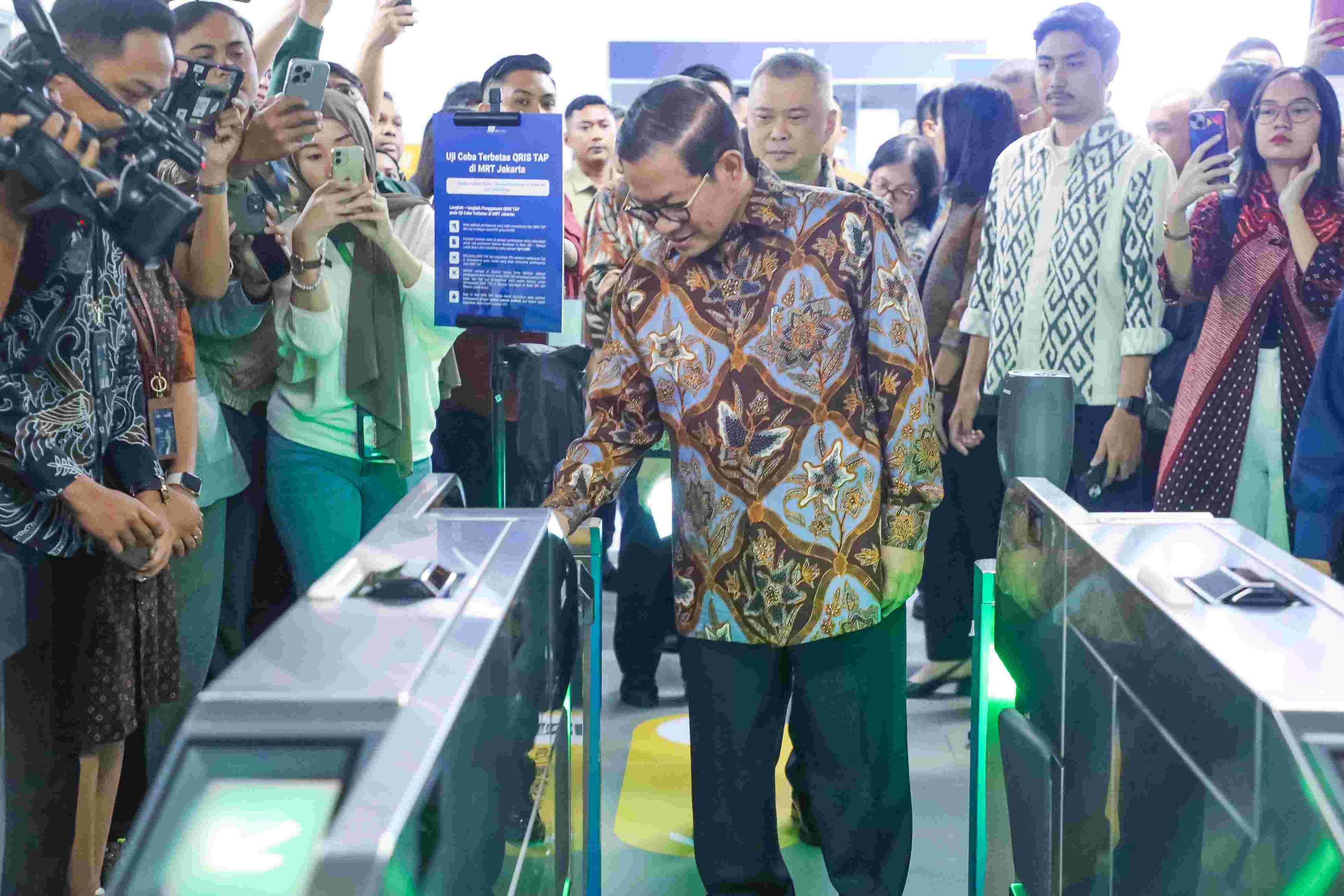 Peluncuran QRIS TAP di Stasiun MRT, Pramono: Warga Jakarta Paling Banyak Pakai QRIS