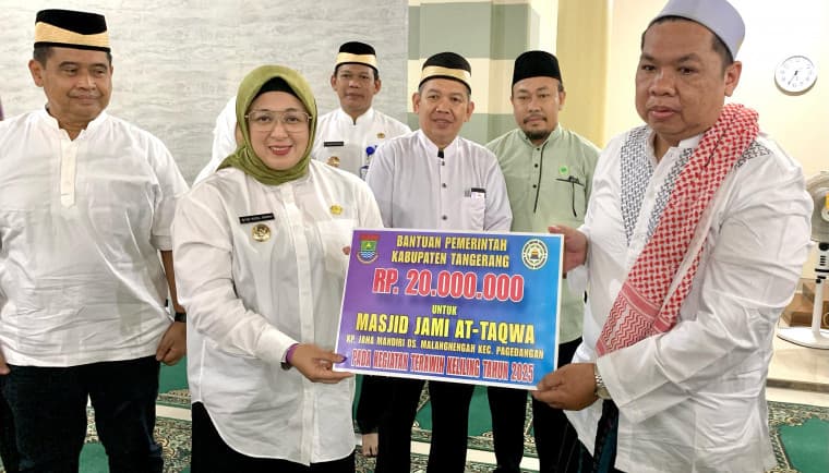 Wabup Intan Nurul Hikmah Gelar Tarling ke Masjid Jami At-Taqwa Malang Nengah, Serahkan Bantuan Sekaligus Serap Aspirasi Warga
