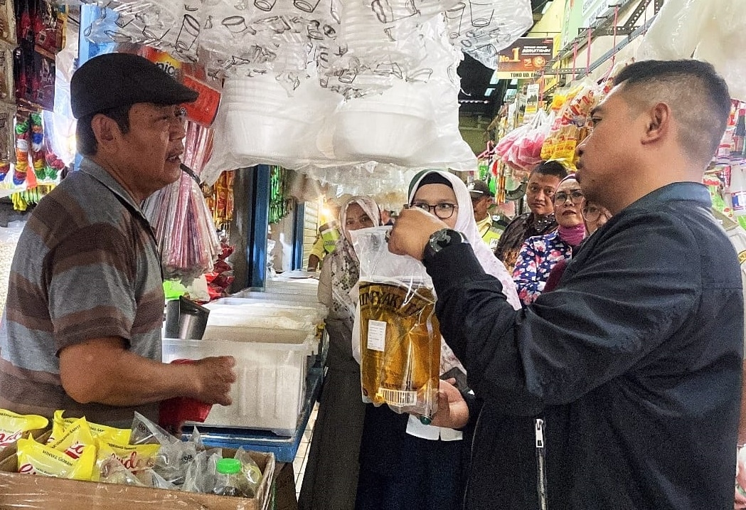 Sidak Dua Pasar di Jakbar, Sekretaris Fraksi Golkar Andri Santosa Temukan Penjualan MinyaKita Lebihi HET