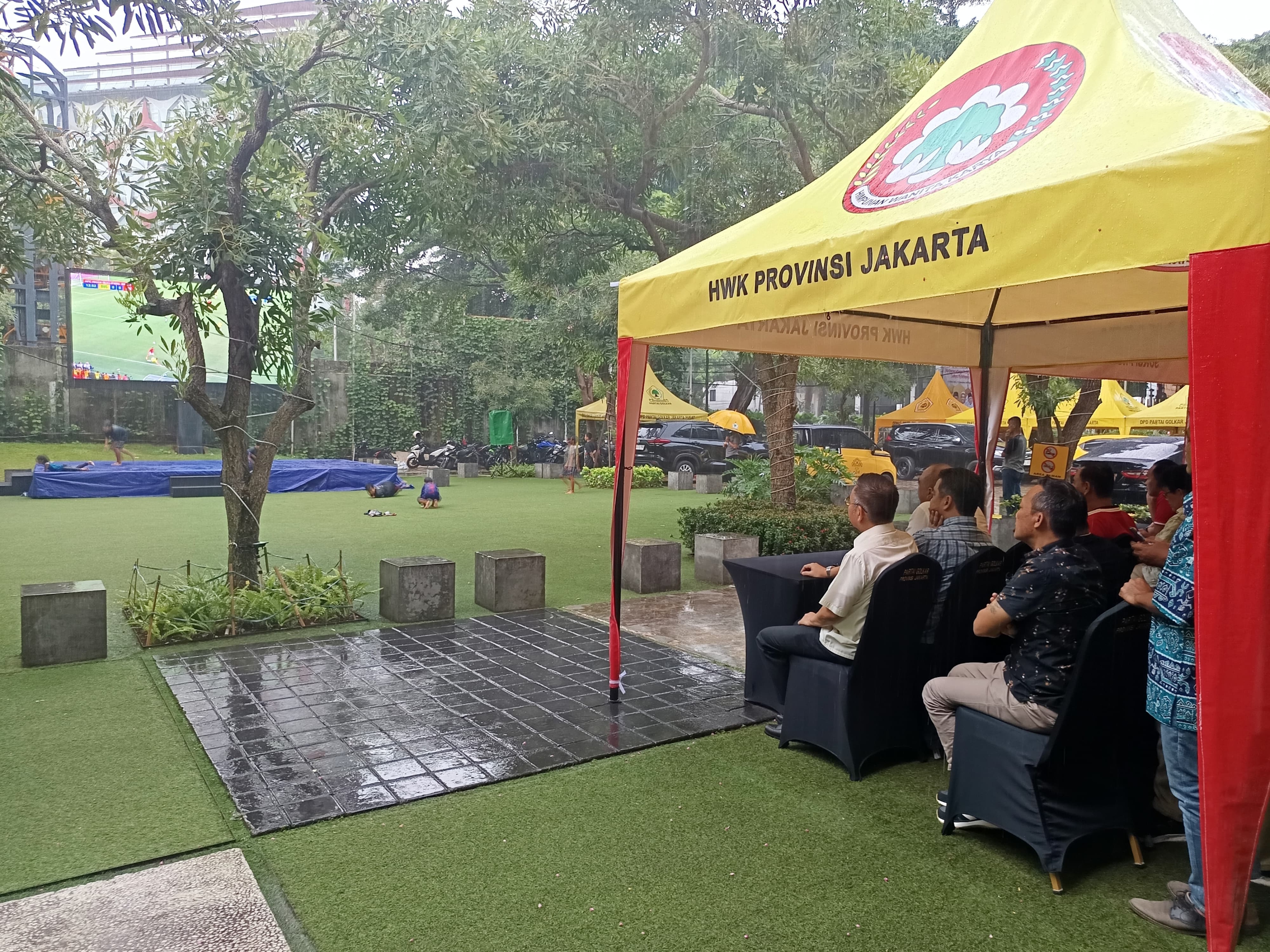 Meski Sempat Diguyur Hujan, Ngababurit Nobar Timnas Indonesia vs Australia di Halaman Kantor Golkar Jakarta Tetap Berlangsung Seru