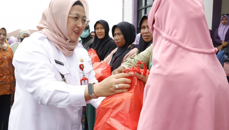 Tinjau Gerakan Pangan Murah di Kecamatan Pasar Kemis, Wabup Intan Nurul: Untuk Tekan Inflasi dan Jaga Stabilitas Harga Pangan