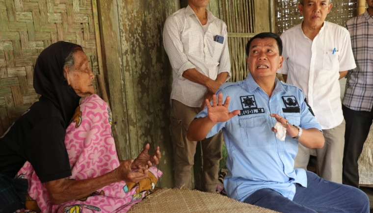 Prihatin Lihat Rumah Nenek Entin 90 Tahun yang Reot dan Tak Layak Huni, Bupati Maesyal Langsung Perintahkan untuk Direnovasi