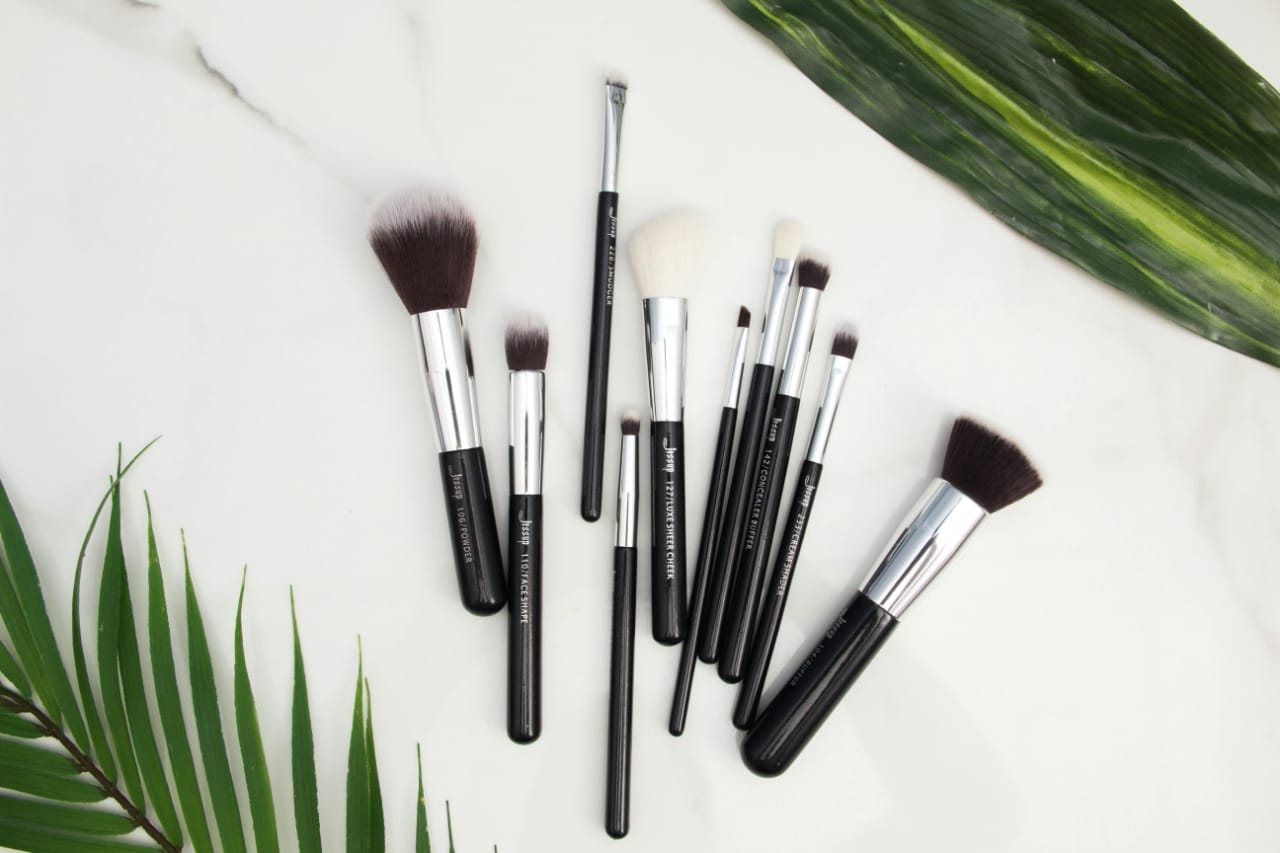 Hati-hati Menggunakan Kuas dan Spons Makeup, Jika Salah Bisa Sebabkan Masalah Kulit hingga Penuaan Dini