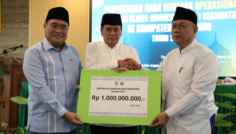Bupati Maesyal Serahkan Dana Hibah Rp 1 Miliar untuk Bantuan Operasional MUI Kecamatan Se-Kabupaten Tangerang