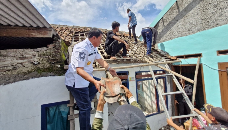 Lihat Rumah Nenek Asmunah Atapnya Hampir Runtuh, Bupati Tangerang Maesyal Rasyid Langsung Turun Bantu Pasang Genteng, Meski Sedang Libur Lebaran