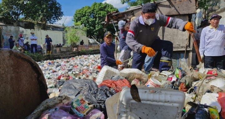 Viral! Bupati Tangerang Terjun ke Kalimati Teluknaga untuk Keruk Sampah yang Menumpuk, Padahal Masih Libur Lebaran