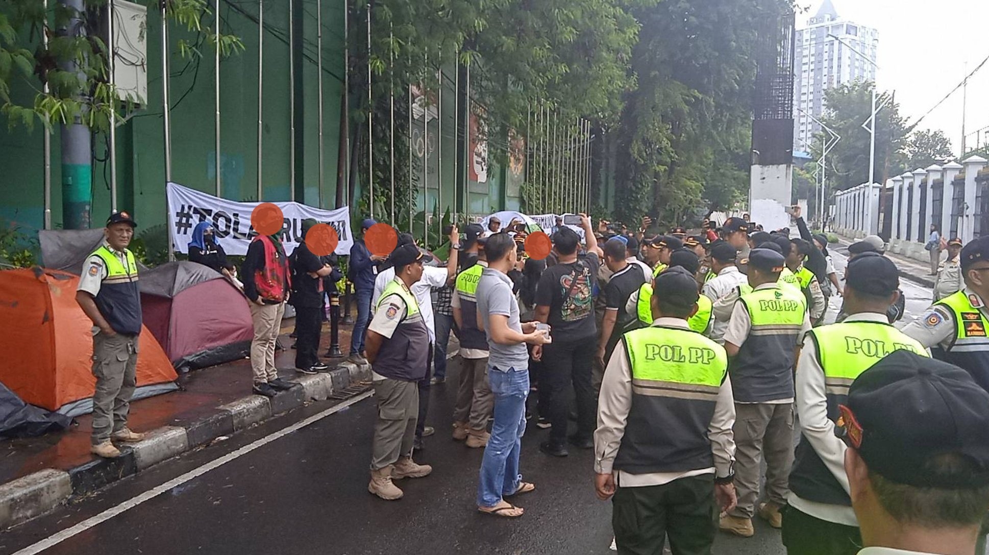 Bongkar Paksa Tenda Pengunjuk Rasa Tolak RUU TNI di Depan DPR, Satpol PP DKI Minta Maaf Atas Kegaduhan yang Terjadi