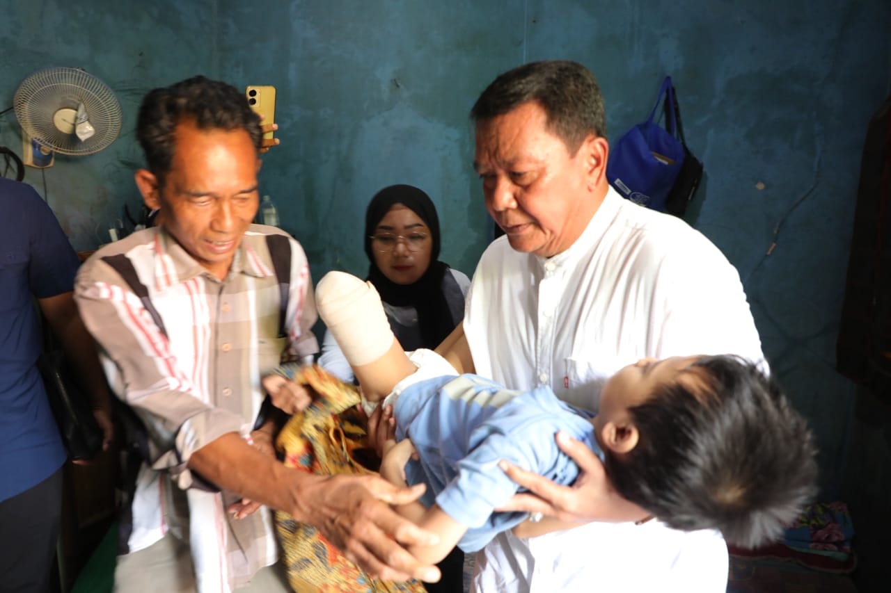 Bikin Haru! Bupati Tangerang Gendong dan Berikan Kursi Roda Kepada Bocah Kelas 1 SD di Sepatan Timur yang Kakinya Diamputasi Akibat Kecelakaan