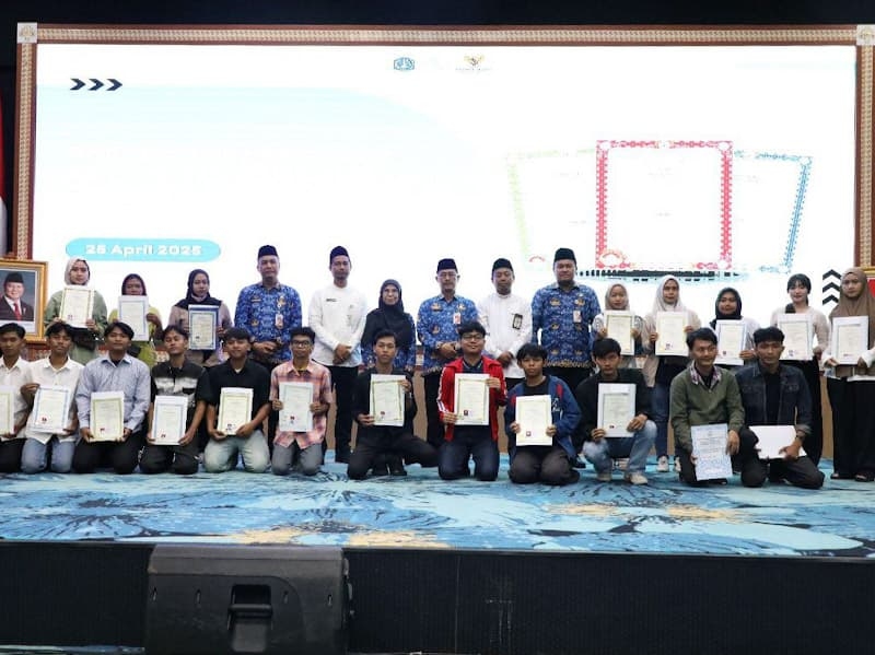 Wow! Pemprov DKI Serahkan Bantuan Tebus Ijazah Tahap I ke 117 Siswa, Nilainya Mencapai Rp596 Juta!
