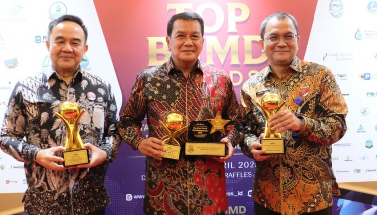 Keren! Bupati Tangerang Maesyal Rasyid Raih Penghargaan Top Pembina di Ajang BUMD Awards 2025 Berkat Prestasi Gemilang PDAM TKR, BPR KR dan LKM AKR