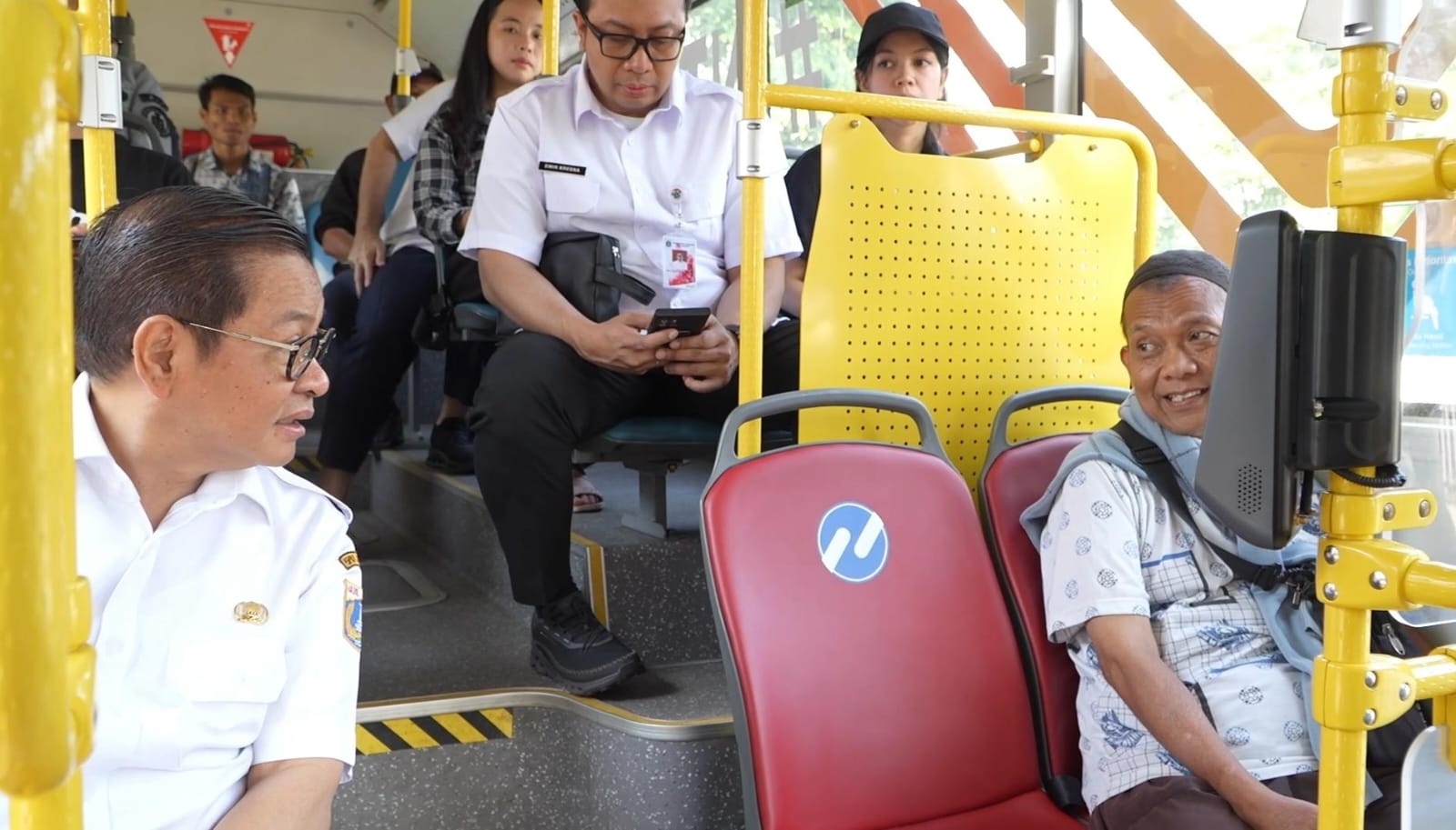 Penuhi Janjinya, Gubernur Berangkat Kerja Naik Transjakarta, Gemana Rasanya Pak? Pramono: Sudah Baik, Tapi...