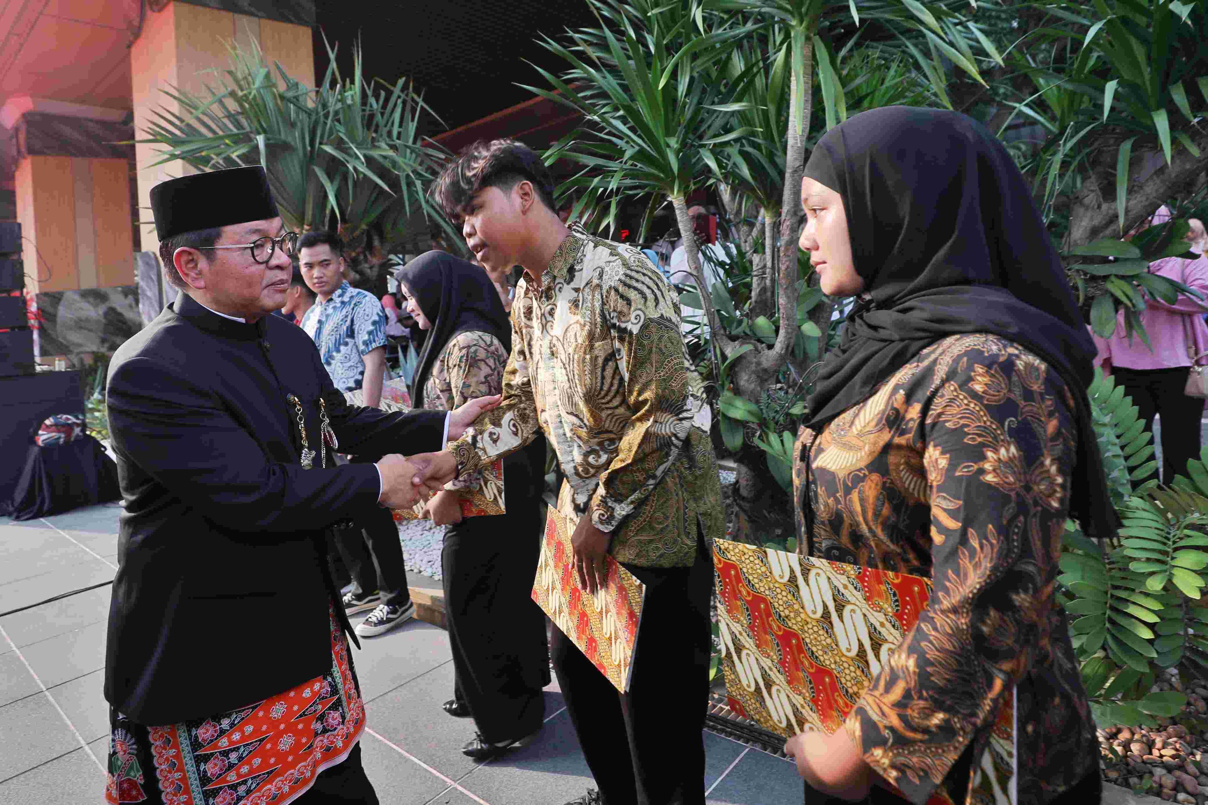 Gubernur Pramono Serahkan Bantuan Pemutihan Ijazah Tahap 2 ke 371 Siswa, Mengejutkan! Ternyata Ada yangTertahan Sampai 5 Tahun
