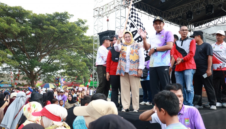 Lepas Gerak Jalan Santai di Kecamatan Mekar Baru, Wakil Bupati Tangerang Intan Nurul Hikmah Minta Aparat dan Warga Bersinergi