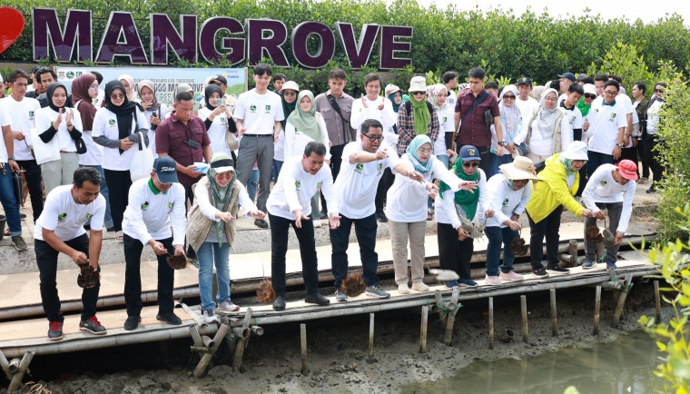 Memperingati Hari Bumi 2025, Bupati Tangerang Maesyal Rasyid Tanam 2.000 Mangrove di Ketapang Urban Aquaculture Mauk, Bersama FORHATI dan KAHMI