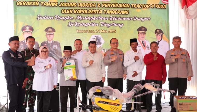 Launching Gerakan Tanam Jagung Hibrida, Pemkab Tangerang Bersama Polresta Serahkan Bantuan Traktor Kepada Kelompok Tani Desa Buniayu Sukamulya